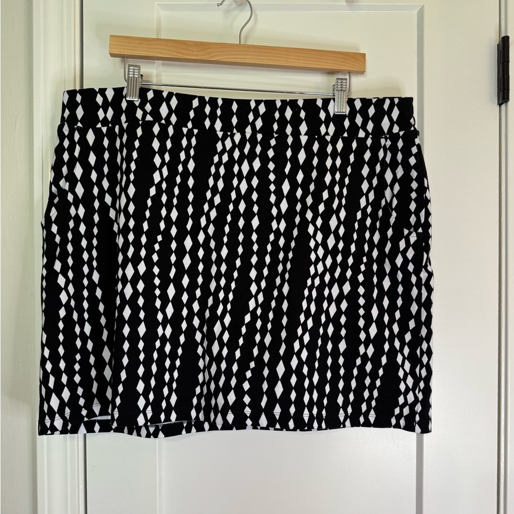 Weekends by Chico’s Black/White Skort
